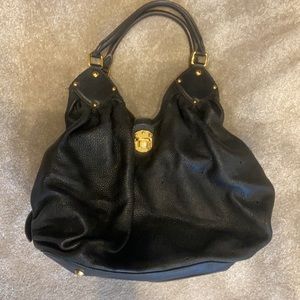 Louis Vuitton XLblack Mahina bag - great condition